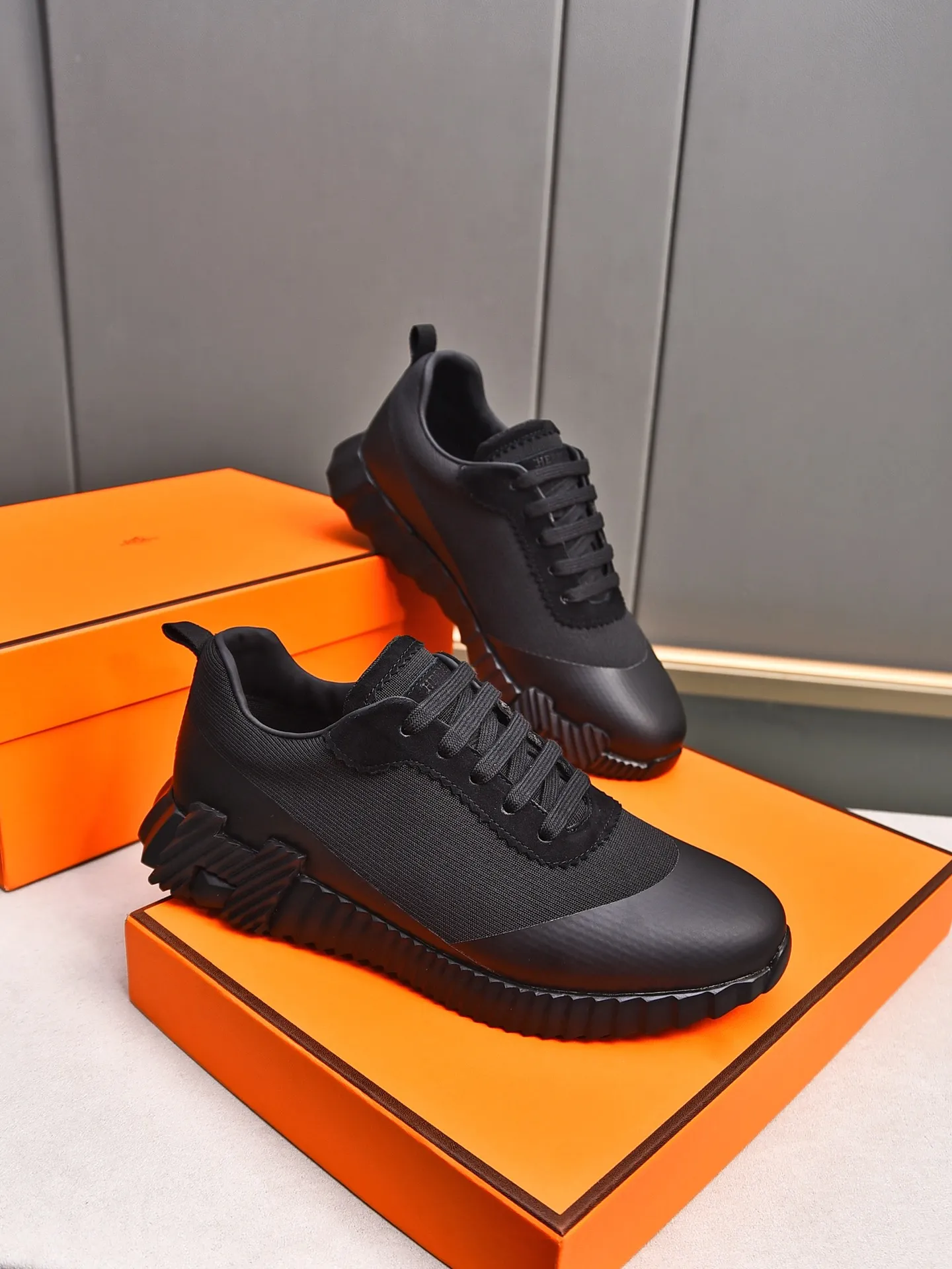 PP580【Hermes】fe new arrival~New Bouncing sneakers are the most comfortable shoes from Hermès. They are extremely light on the feet and look great. You won’t feel tired even when you go shopping and running around. They are very light and comfortable. They are extremely light, suitable for both sports and leisure. They feel great when you step on them! It’s up to you to choose, there’s always what you want~ ✔️Fabric: Imported first-layer cowhide + high-elastic fly weave ✔️Inner lining: Imported water-dyed cow lining ✔️Outsole: Seamless combination of IP+TPU (multi-color letters) German technology irradiation machine ✔️Code number: Male 38-44 (45 customized)